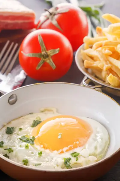 Fried Egg Pan Bacon French Fries Tomatoes Green Onions Cooked — Stock Photo, Image