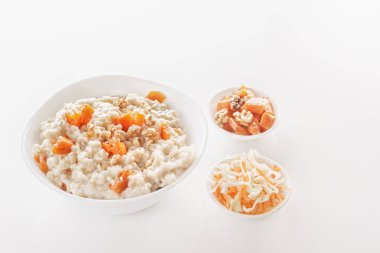 Kabak ve plaka ve sebze salatalar beyaz zemin üzerine fındık ile yulaf ezmesi. Yakın çekim. Kopya alanı