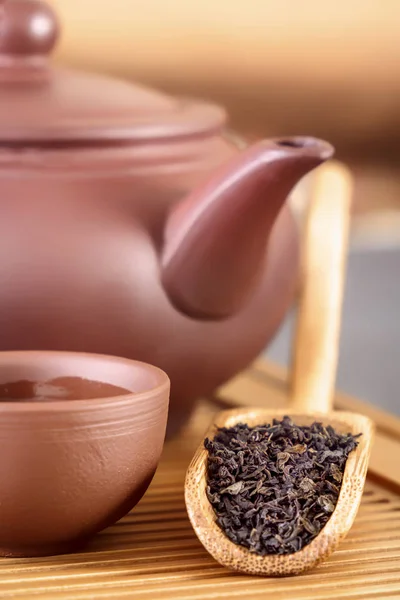 茶顆粒は 伝統的な茶道の属性の背景に木製トレイに特別小さじ嘘に注いだ クローズ アップ ロイヤリティフリーのストック写真