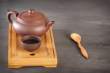 Özel ahşap çay tepsisi gri bir tablo üzerinde bir Kupası birlikte geleneksel Asya seramik çaydanlık