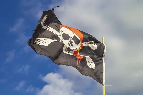 Bandera Pirata Jolly Roger Fondo Cielo Azul Con Nubes Día — Foto de Stock
