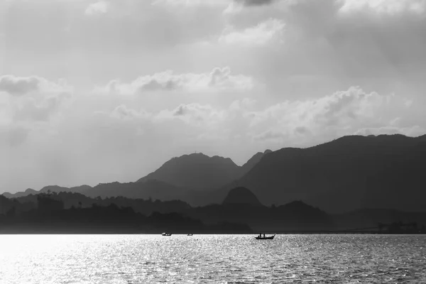 Silhouette Barche Pesca Sullo Sfondo Montagne Cielo Soleggiato Con Nuvole — Foto Stock