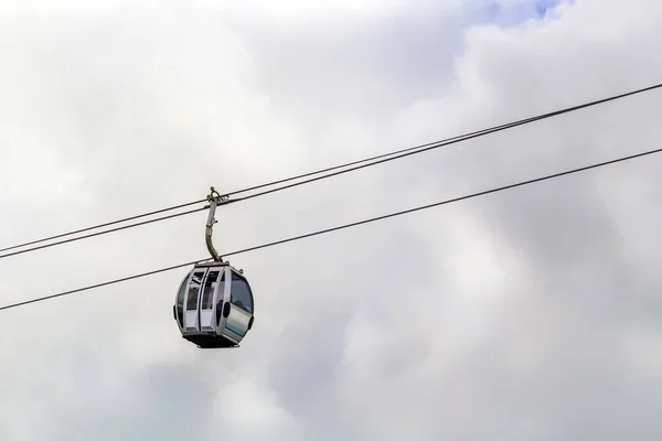Teleférico Para Transporte Turistas Move Contra Pano Fundo Das Nuvens — Fotografia de Stock
