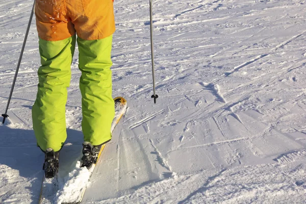 Esquiador Equipo Completo Ropa Brillante Encuentra Nieve Día Soleado Copiar — Foto de Stock