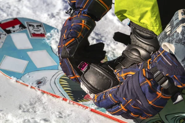 Botones Snowboarder Botan Tablero Antes Esquiar Primer Plano — Foto de Stock