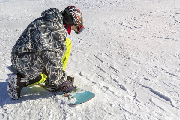 Snowboarder Gombok Csomagtartó Előtt Síelési Lehetőség Táblán Másolja Hely — Stock Fotó