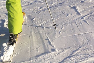 snowboard hızlı bir şekilde mavi gökyüzü karşı gevşek karda dağdan güneşli bir günde alır. Kopya alanı