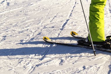 snowboard hızlı bir şekilde mavi gökyüzü karşı gevşek karda dağdan güneşli bir günde alır. Kopya alanı