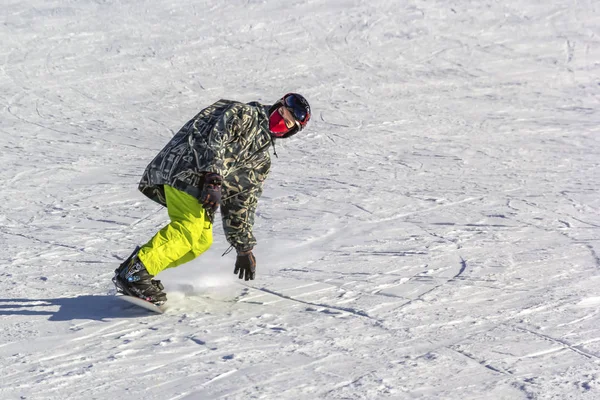Snowboarder Rápidamente Rueda Por Montaña Nieve Suelta Contra Cielo Azul — Foto de Stock