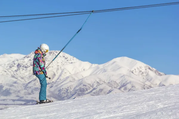 Esquiador Equipo Eleva Ascensor Por Colina Para Esquiar Contra Cielo — Foto de Stock