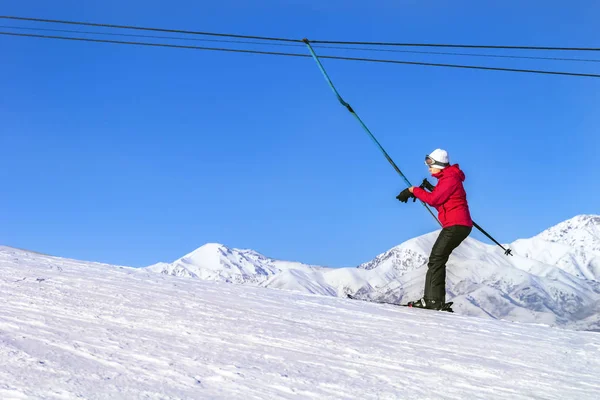 Esquiador Equipo Eleva Ascensor Por Colina Para Esquiar Contra Cielo — Foto de Stock