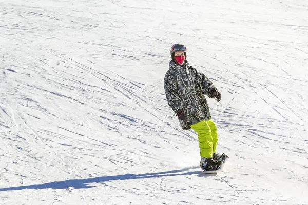 Snowboarder Rueda Rápidamente Por Montaña Sobre Nieve Suelta Día Soleado — Foto de Stock