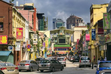 Kuala Lumpur, Malezya - 30 Aralık 2018. Fırtınalı bir gökyüzü zemin karşı popüler Chinatown Petaling Street başlangıcı