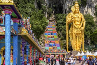 Kuala Lumpur, Malezya - 30 Aralık 2018. Güneşli bir günde altın Buda Batu kompleksinin ana girişinde dev heykel mağaralar