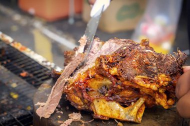 Bir sokak lokanta tepsi üzerinde ızgara kuzu dilim. Yakın çekim