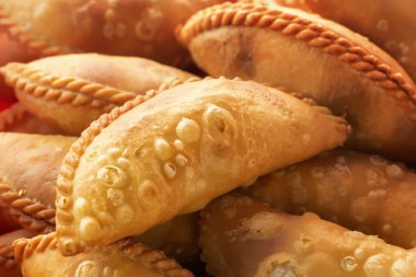 Geleneksel Asya puf hamur işleri bir sokak otomat tepsisinde taze kızarmış. Yakın çekim