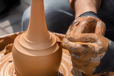 Sokak potter bir vazo kil potter's tekerlek üzerinde yapar. Yakın çekim