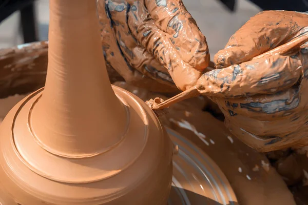 Sokak potter bir vazo kil potter's tekerlek üzerinde yapar. Yakın çekim — Stok fotoğraf