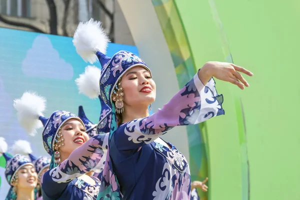 Vackra flickor i kazakiska folkdräkter dans på gatan firar Nauryz semester — Stockfoto