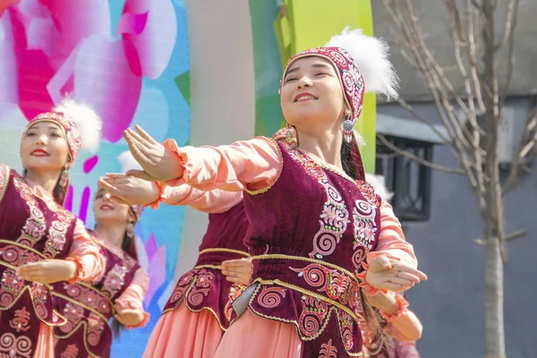 Ulusal kazak kostümleri güzel kızlar sokak kutluyor Nauryz tatile dans