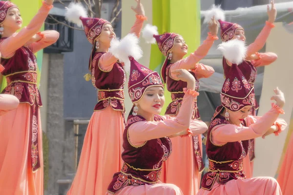 Ulusal kazak kostümleri güzel kızlar sokak kutluyor Nauryz tatile dans