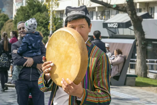 Gatumusikant spelar en traditionell asiatisk musikinstrument - doira. — Stockfoto