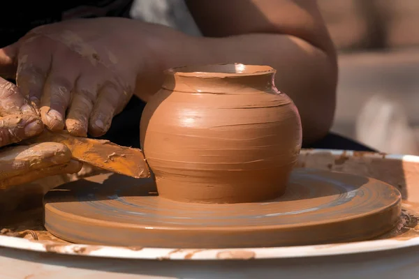 Eller bir sokak Potter potter's tekerlek üzerinde bir kil yaparım. Yakın çekim — Stok fotoğraf