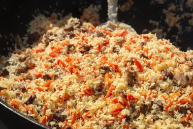 Sokakta bir kazan pilav pişirilir. Yakın çekim