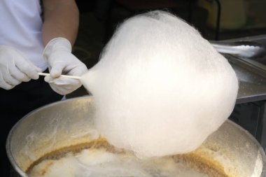 Pamuk şeker dışında özel bir arabada yemek. Yakın çekim