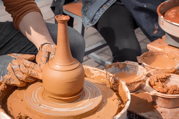 Master-class sobre modelado de arcilla en una rueda de alfarero en un taller en la calle — Foto de Stock