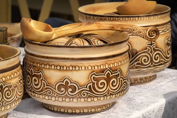 Vajilla tradicional de madera kazaja con adorno nacional se vende en el mercado callejero . —  Fotos de Stock