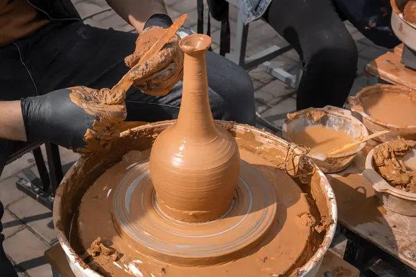 Sokak potter bir vazo kil potter's tekerlek üzerinde yapar. Yakın çekim — Stok fotoğraf