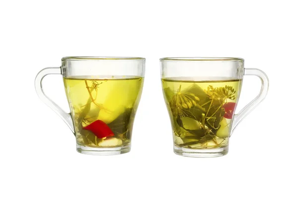 Dois copos com pepino pickle isolado no fundo branco — Fotografia de Stock