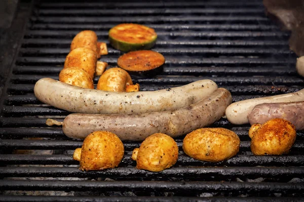 Sosis, sebze ve mantar kömür üzerinde ızgara vardır. Sokak yemekleri — Stok fotoğraf