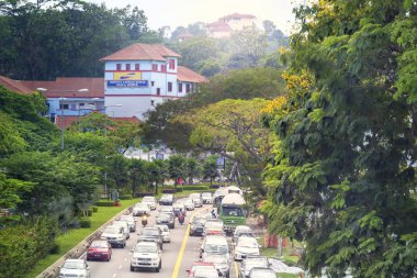 Kuala lumpur, Malezya - 2 Ocak 2019. Yağmur ormanlarından geçen bir şehir caddesinde sabah trafiği