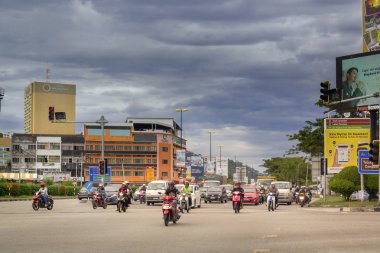Kuantan, Malezya - 3 Ocak 2019. Bulutlu gökyüzünün arka plan karşı şehrin merkez sokakta sabah trafiği. Kopyalama alanı