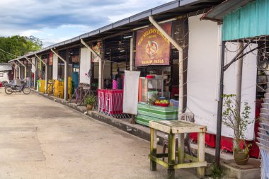 Kuantan, Malezya - 3 Ocak 2019. Bulutlar ile mavi bir gökyüzüne karşı turistik yerlerden uzakta yerliler için düz açık yemek