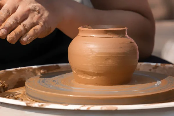 Eller bir sokak Potter potter's tekerlek üzerinde bir kil yaparım. Yakın çekim — Stok fotoğraf