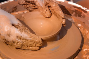 Eller bir sokak Potter potter's tekerlek üzerinde bir kil yaparım. Yakın çekim