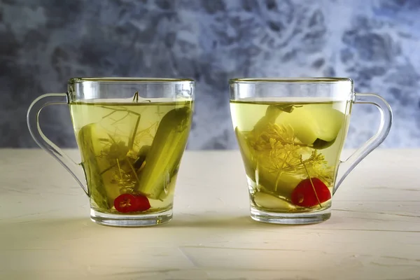 Dos vasos con pepino en vinagre sobre mesa de madera. Primer plano —  Fotos de Stock