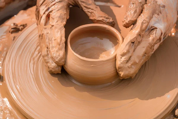 Eller bir sokak Potter potter's tekerlek üzerinde bir kil yaparım. Yakın çekim — Stok fotoğraf