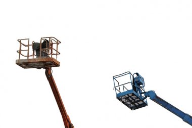Beyaz arka planda izole edilmiş kırmızı ve mavi renkte yüksek irtifa çalışmaları için iki adet çalışan hidrolik hava platformları