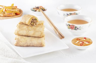 Geleneksel Çince ekmeği dolu - Bing çifti bir plaka üzerinde beyaz bir arka plan, salatalar, baraj Sam aperatifler ve çay.