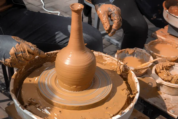 Sokak potter bir vazo kil potter's tekerlek üzerinde yapar. Yakın çekim — Stok fotoğraf