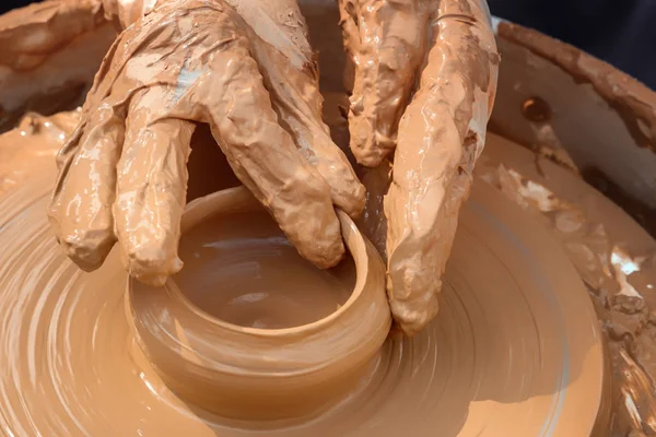 Eller bir sokak Potter potter's tekerlek üzerinde bir kil yaparım. Yakın çekim — Stok fotoğraf