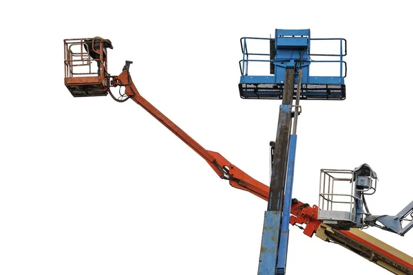 Trzy działające hydrauliczne platformy powietrzne do pracy na dużych wysokościach na białym tle — Zdjęcie stockowe