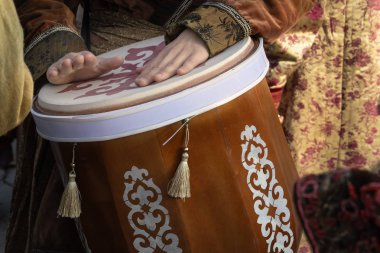 Sokak müzisyeni geleneksel Asya davul çalar. Close