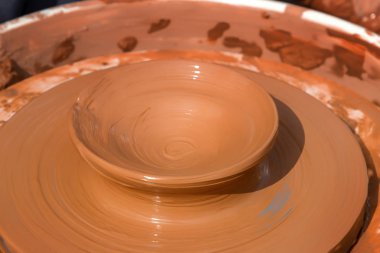 Çömlekçi tekerleğindeki kilden bir ürünün hazırlanması. Close