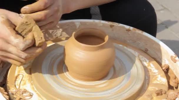 Handen Van Een Straat Potter Maken Een Klei Pot Een — Stockvideo