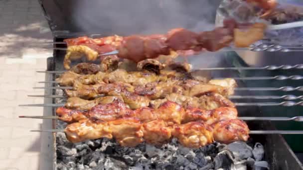 Grigliare Tradizionale Barbecue Orientale Uno Spiedo Metallo Con Fuoco Fumo — Video Stock